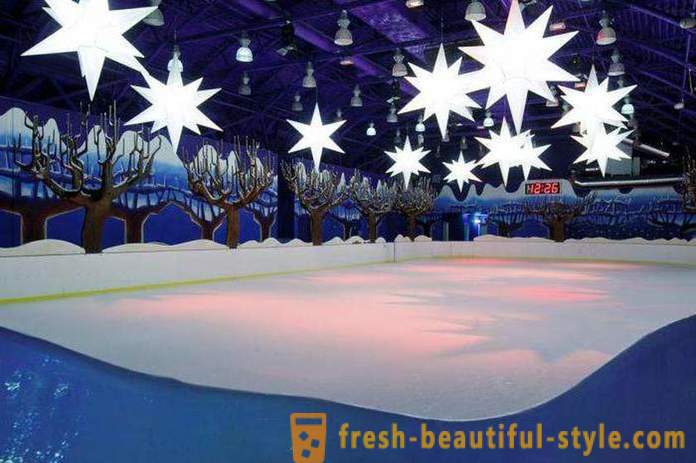 Kényelem jégpálya Moszkvában, ahol az időt szerelmeseinek korcsolyázni?