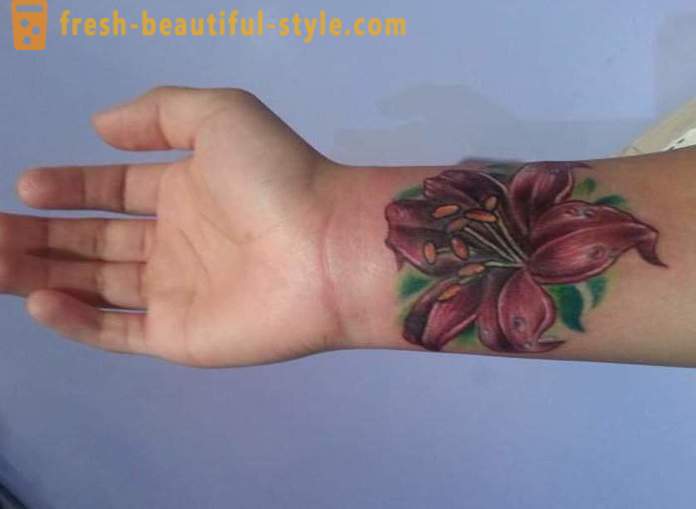 Virág tetoválás a csuklóján a lányok. érték
