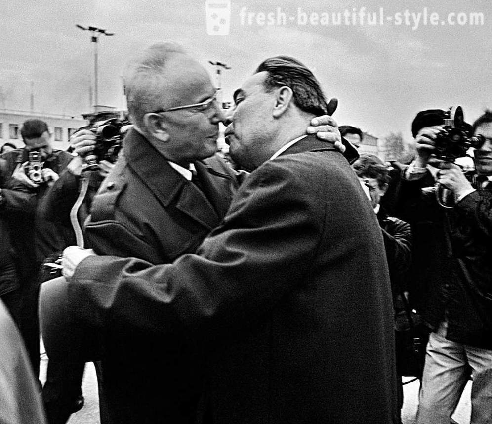 Ahogy a világ vezetői megpróbálták elkerülni csókolózás Brezsnyev