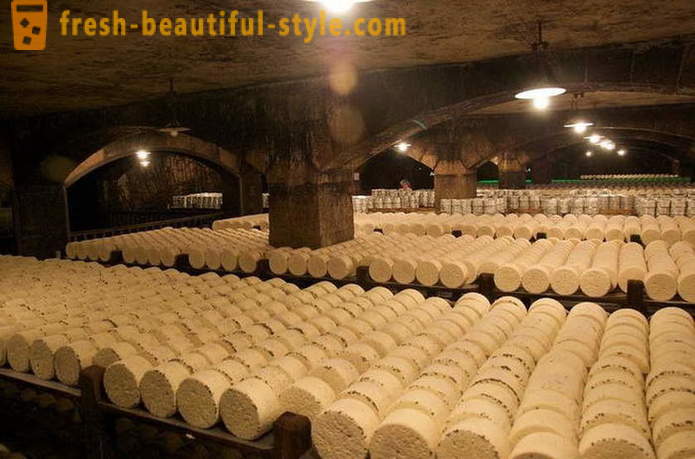 A gyártási folyamat a francia Roquefort sajt régi receptek