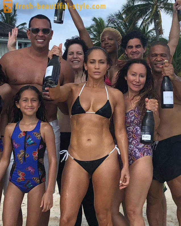 Ideális alak J-Lo, amely már megfordult 49 éves