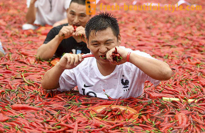 Nem a gyenge a szíve: Kínában volt egy verseny-evés paprika sebesség