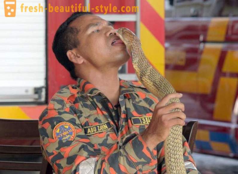 A híres tamer a kobra meghalt a harapás