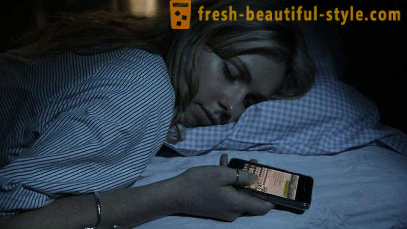 A tudósok felfedezték, hogy miért nem tud aludni az okostelefonon