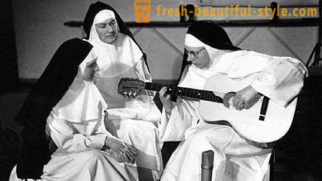 „Hé, te egy kolostorban?!”, Vagy három leginkább meredek és szakadt nővérek története