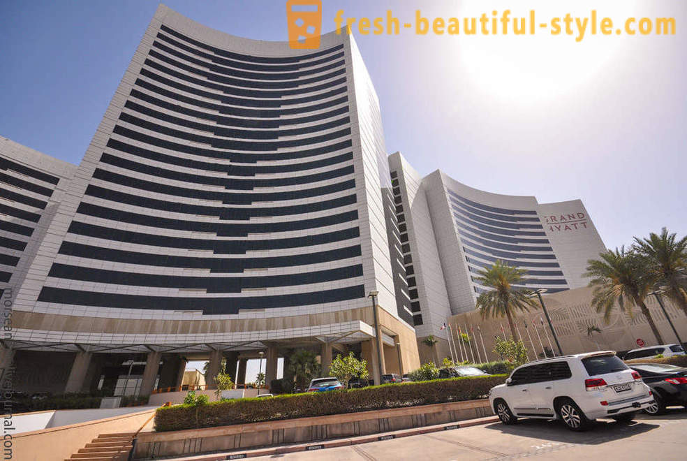 Séta a luxusszálloda Grand Hyatt Dubai