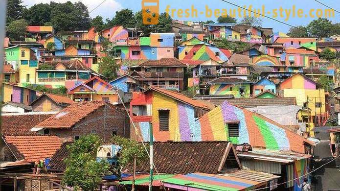 Házak az indonéz falu festett minden színben a szivárvány