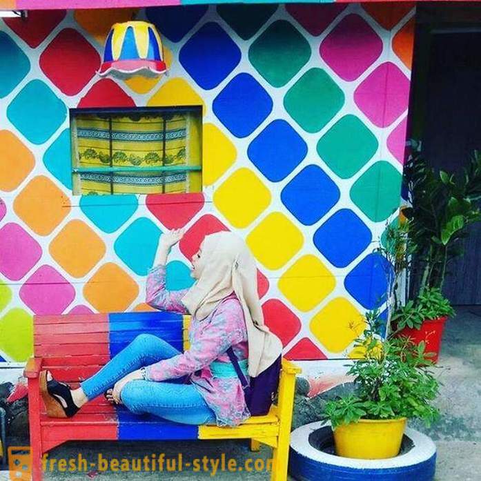 Házak az indonéz falu festett minden színben a szivárvány