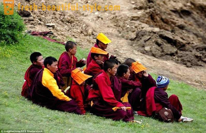 A legnagyobb buddhista Akadémia a világon 40.000 TV szerzetesek betiltották, de hagyjuk iPhone