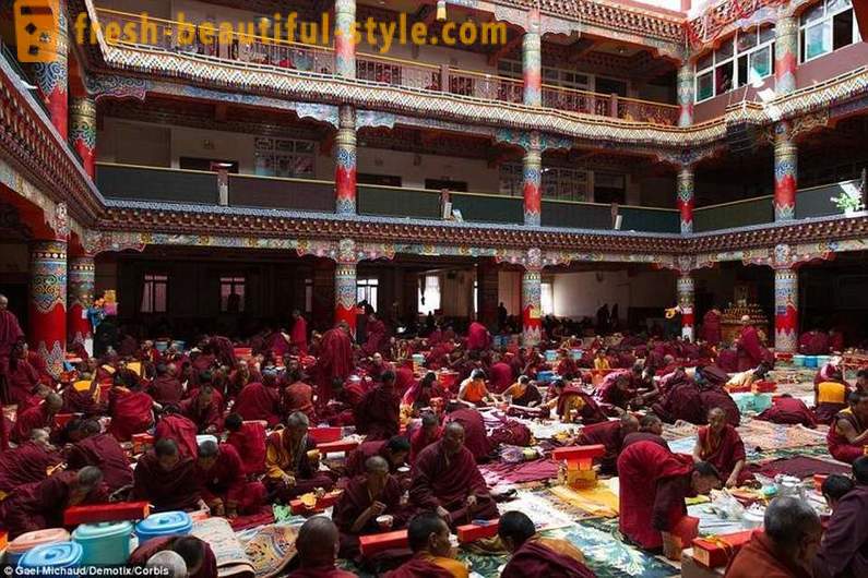 A legnagyobb buddhista Akadémia a világon 40.000 TV szerzetesek betiltották, de hagyjuk iPhone
