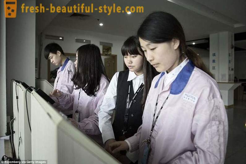 Brit média szerint a mindennapi életben az emberek, aki összeszereli az iPhone Kínában