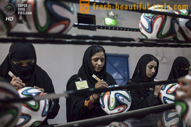 Gyártása a hivatalos 2014-világbajnokság labdák Pakisztánban