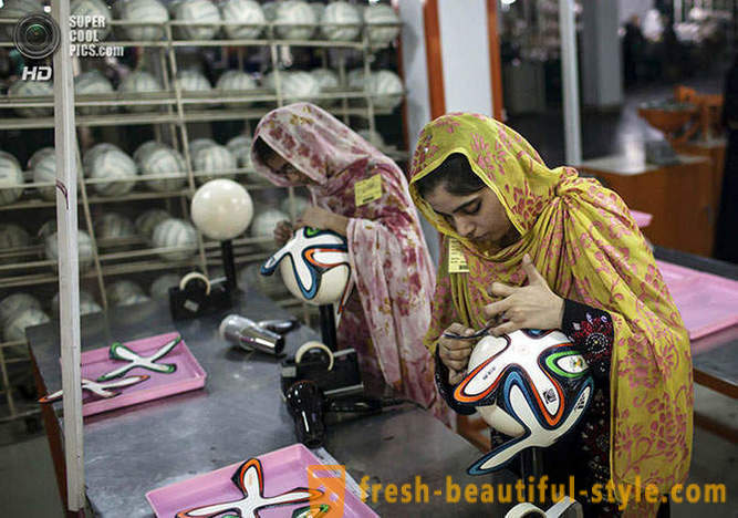 Gyártása a hivatalos 2014-világbajnokság labdák Pakisztánban