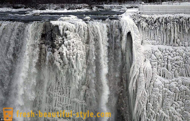 10 lenyűgöző képet fagyasztott Niagara Falls