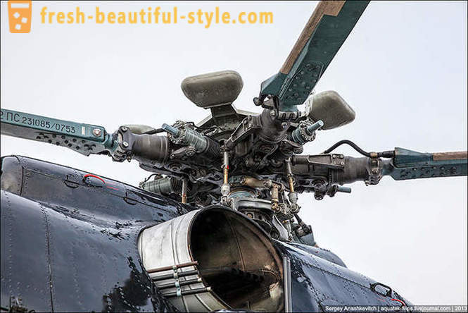 Repülő helikopter Mi-8 havon Szurgut