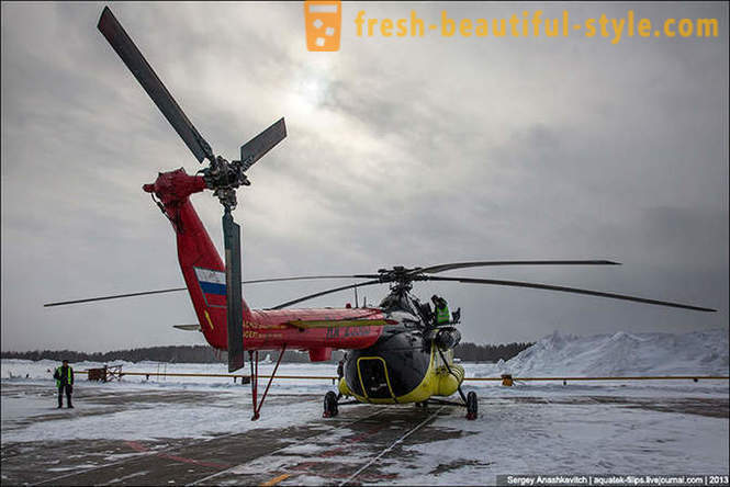 Repülő helikopter Mi-8 havon Szurgut