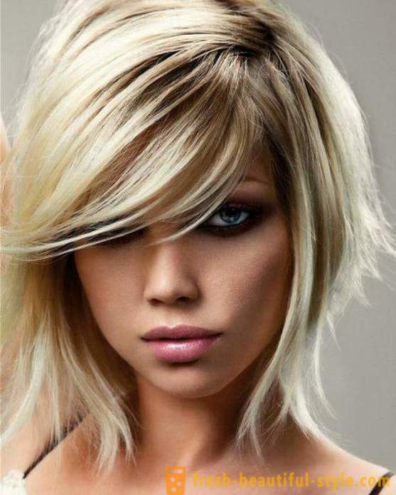 Hajvágás „dupla szögletes” a közép- és hosszú haj: Photo