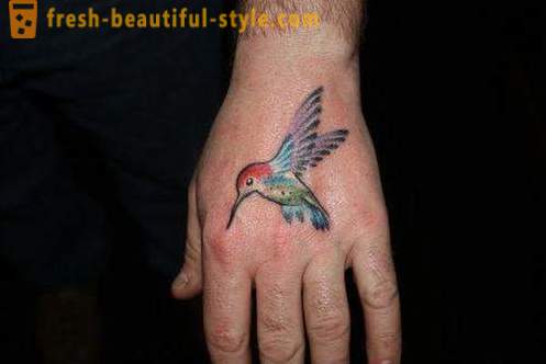 Kolibri tetoválás - jelképe a vitalitás és az energia
