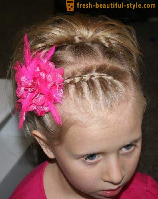 Nyaralás frizurák közepes haj kezeddel (lásd fotó). Gyermek ünnepi frizura közepes haj
