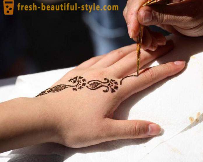 Henna tetoválás. Hogyan készítsünk egy ideiglenes henna tetoválás