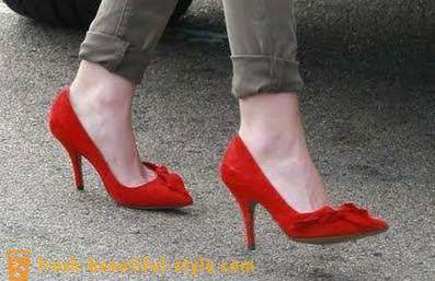Piros cipő: mit vegyek fel?