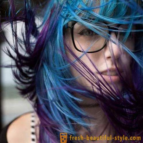 Kék hajszín: hogyan lehet elérni egy igazán szép színt?